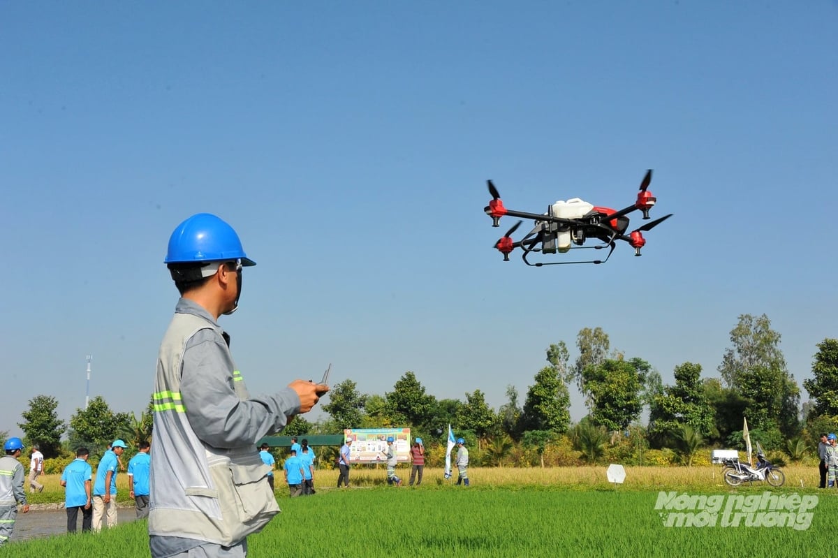Ứng dụng drone trong sản xuất lúa tại An Giang giúp gieo sạ, bón phân và phun thuốc chính xác, tiết kiệm chi phí, giảm lao động thủ công và hạn chế tác động tiêu cực đến môi trường. Ảnh: Lê Hoàng Vũ.