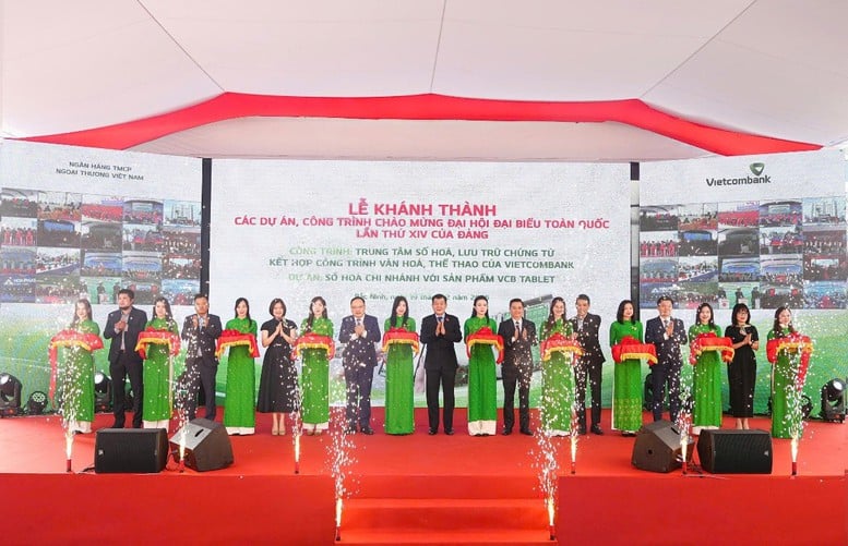 ធនាគារ Vietcombank សម្ពោធគម្រោងចំនួនពីរ ដើម្បីអបអរសាទរសមាជជាតិលើកទី១៤ នៃបក្សកុម្មុយនិស្តវៀតណាម - រូបថតទី ១។