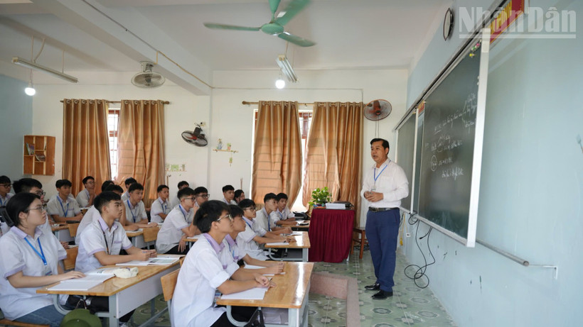 មេរៀនប្រវត្តិសាស្ត្រនៅវិទ្យាល័យ Hoang Van Thu ស្រុក Luong Van Tri ខេត្ត Lang Son។