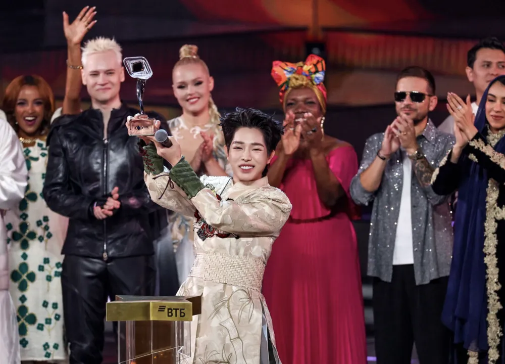 Il momento in cui Duc Phuc è stato incoronato campione di Intervision 2025.