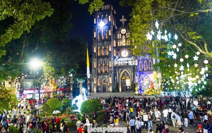 La folla si riversa nella cattedrale per celebrare il Natale in anticipo - 1