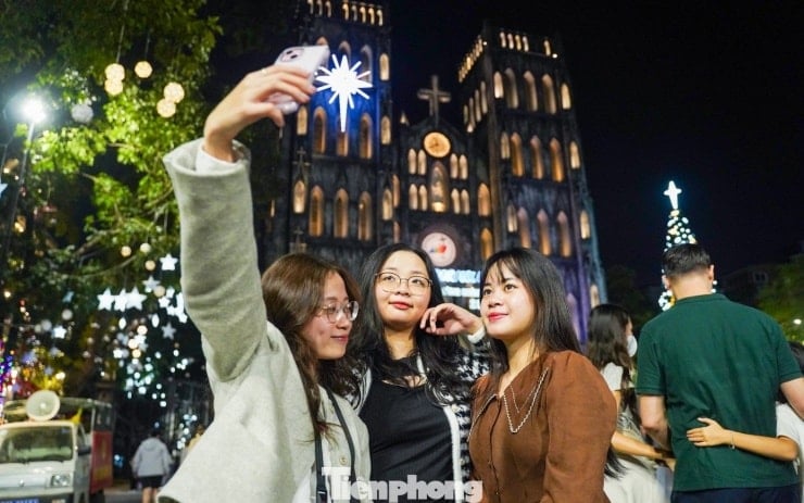 La folla si riversa nella Cattedrale per celebrare il Natale in anticipo - 5