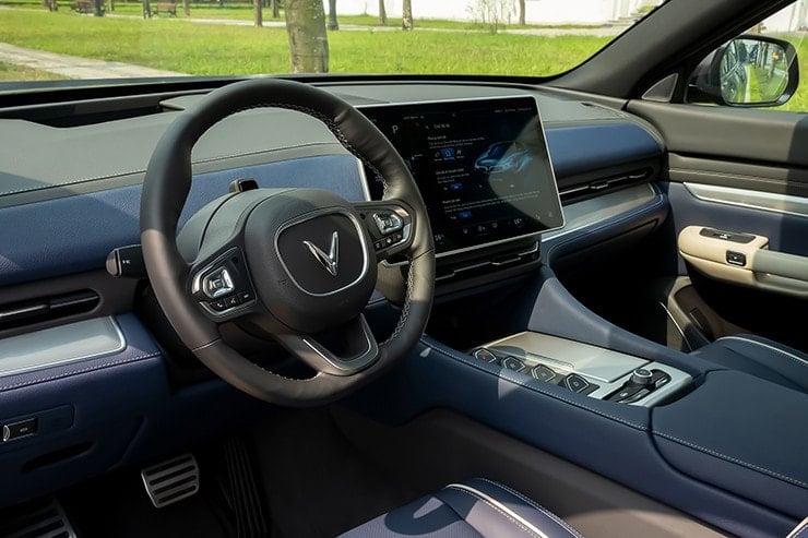 L'interno del VinFast VF 9 è caratterizzato da un display centrale da 15,6 pollici e da un design minimalista.
