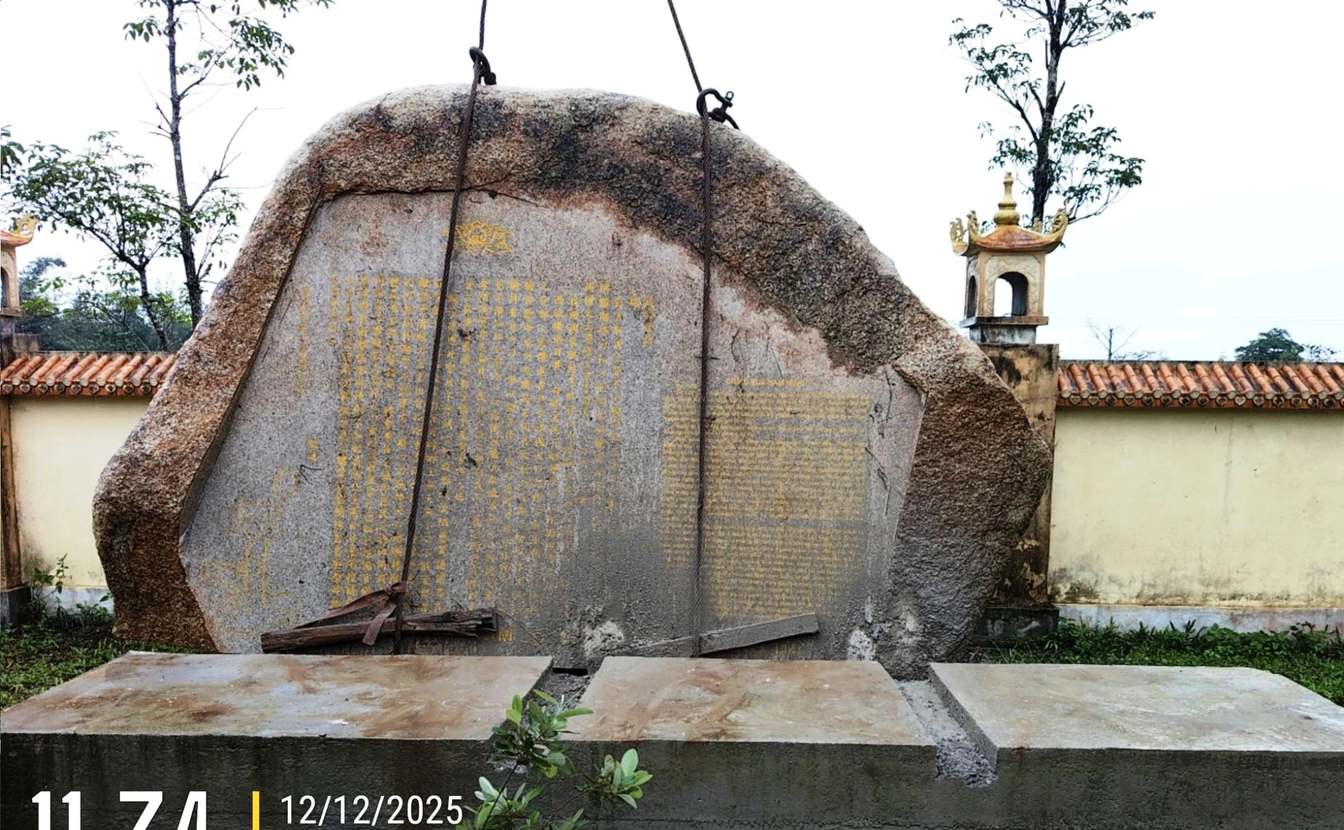 សិលាចារឹកថ្មដែលមានចារឹកព្រះរាជក្រឹត្យកឹនវឿង ត្រូវបានដាក់នៅក្នុងបរិវេណវិហារស្តេចហាំងី និងមេទ័ពកឹនវឿង ដែលជាផ្នែកមួយនៃវិមានជាតិកំពែងតាន់សៅ - រូបថត៖ DV