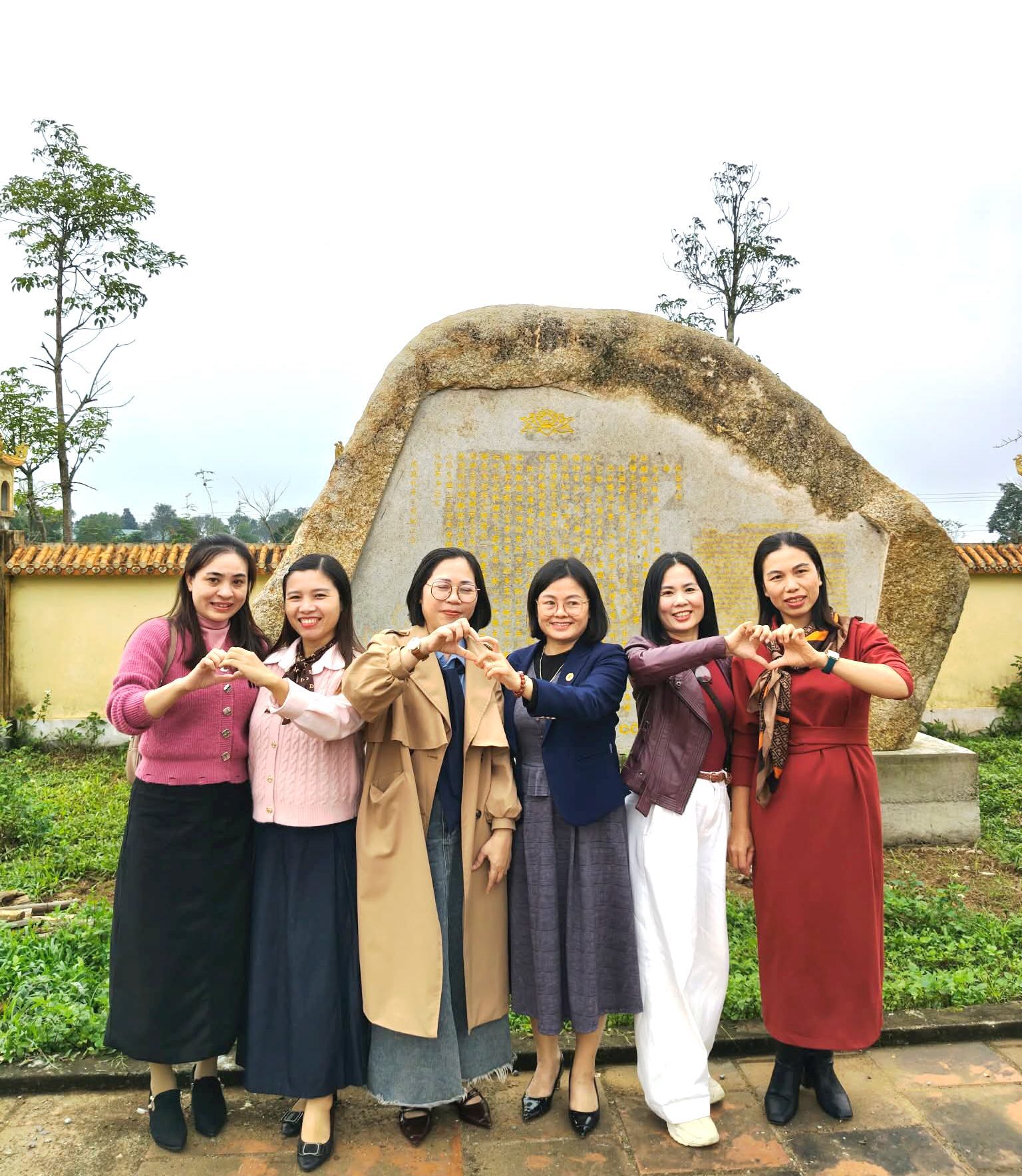 អ្នកស្រុក និងអ្នកទេសចរជាច្រើនរីករាយនឹងការថតរូបអនុស្សាវរីយ៍នៅក្បែរសិលាចារឹកថ្មដែលមានចារឹកព្រះរាជក្រឹត្យកឹនវឿង - រូបថត៖ DV