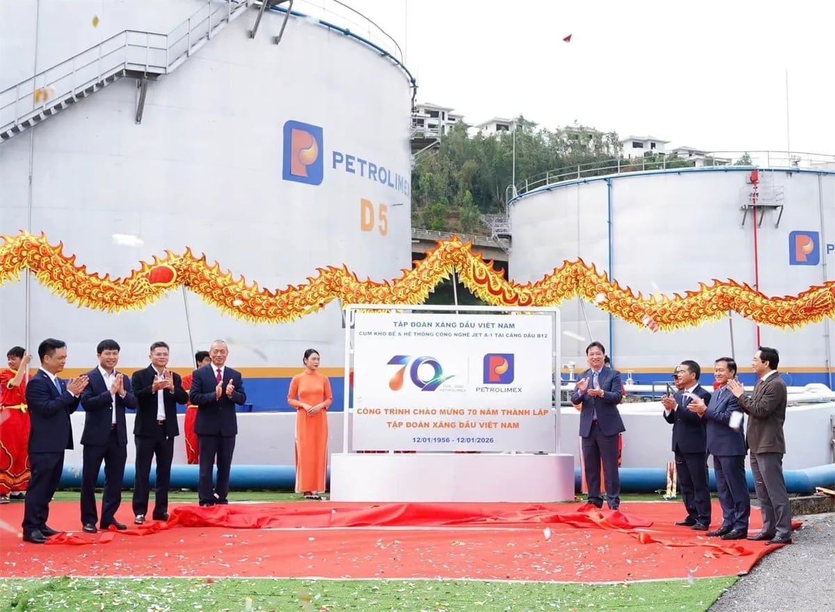 Petrolimex Aviation và Petrolimex Quảng Ninh gắn biển công trình chào mừng kỷ niệm 70 năm thành lập Petrolimex. Ảnh: Petrolimex.