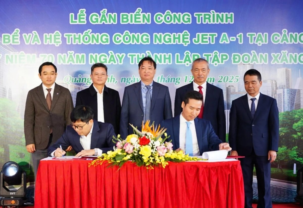 Lễ ký kết Thỏa thuận giữa Petrolimex Aviation và Petrolimex Quảng Ninh. Ảnh: Petrolimex.