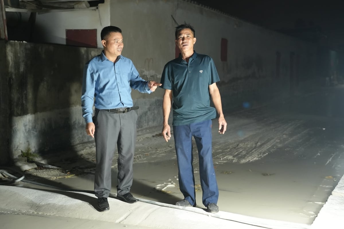 O Sr. Dang Van Huong (à direita) e funcionários do Departamento de Pecuária, Veterinária e Pesca da província de Bac Ninh inspecionam o trabalho de desinfecção na estrada que leva à granja de suínos. Foto: Pham Minh. Anh Đặng Văn Hương (bên phải) cùng cán bộ Chi cục Chăn nuôi, Thú y và Thủy sản tỉnh Bắc Ninh kiểm tra công tác khử khuẩn đường vào khu nuôi lợn. Ảnh: Phạm Minh.