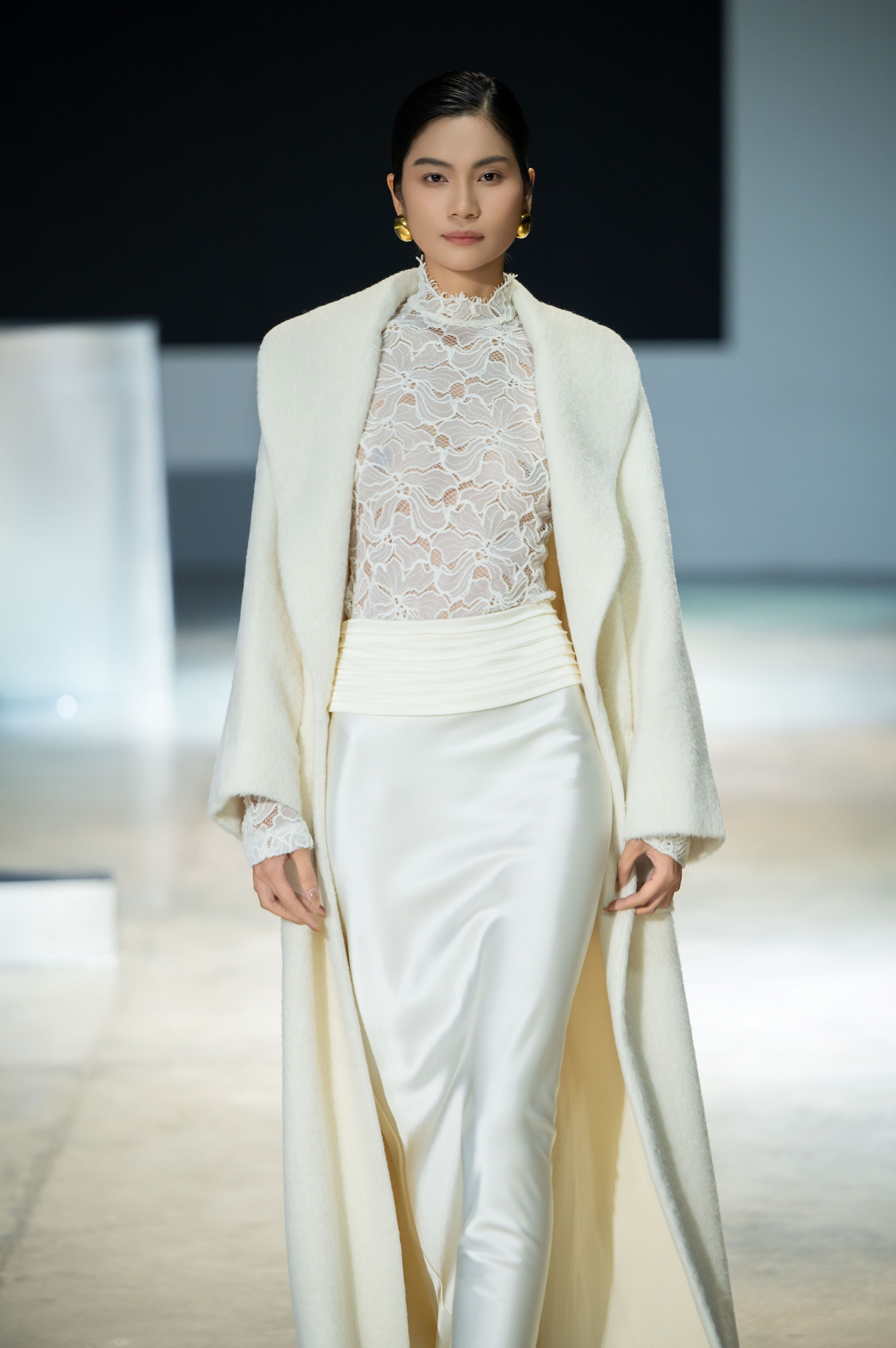 17.Show 2 Kim Dung cammina per WHITE ANT.jpg