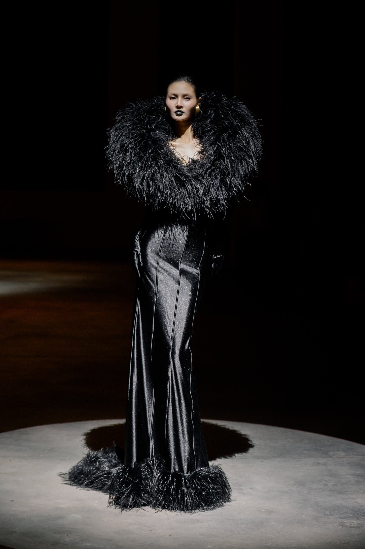 25.Sfilata 4: La modella Do Huong Giang apre la sfilata del marchio MAEL FEMME.jpg