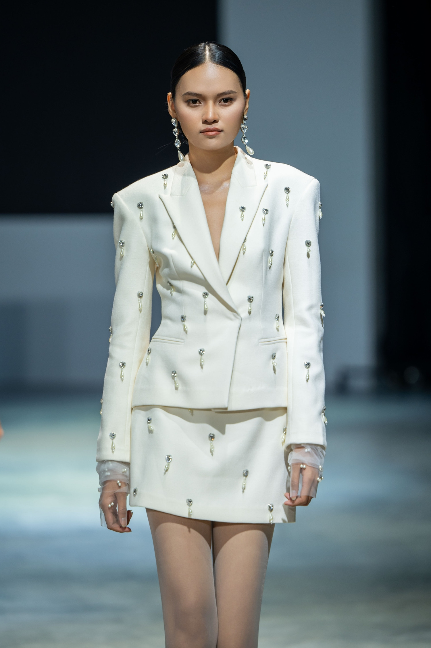 https://static-images.vnncdn.net/vps_images_publish/000001/000003/2025/12/22/21show-3mi-lan-walk-cho-nha-vhun-1799.jpg