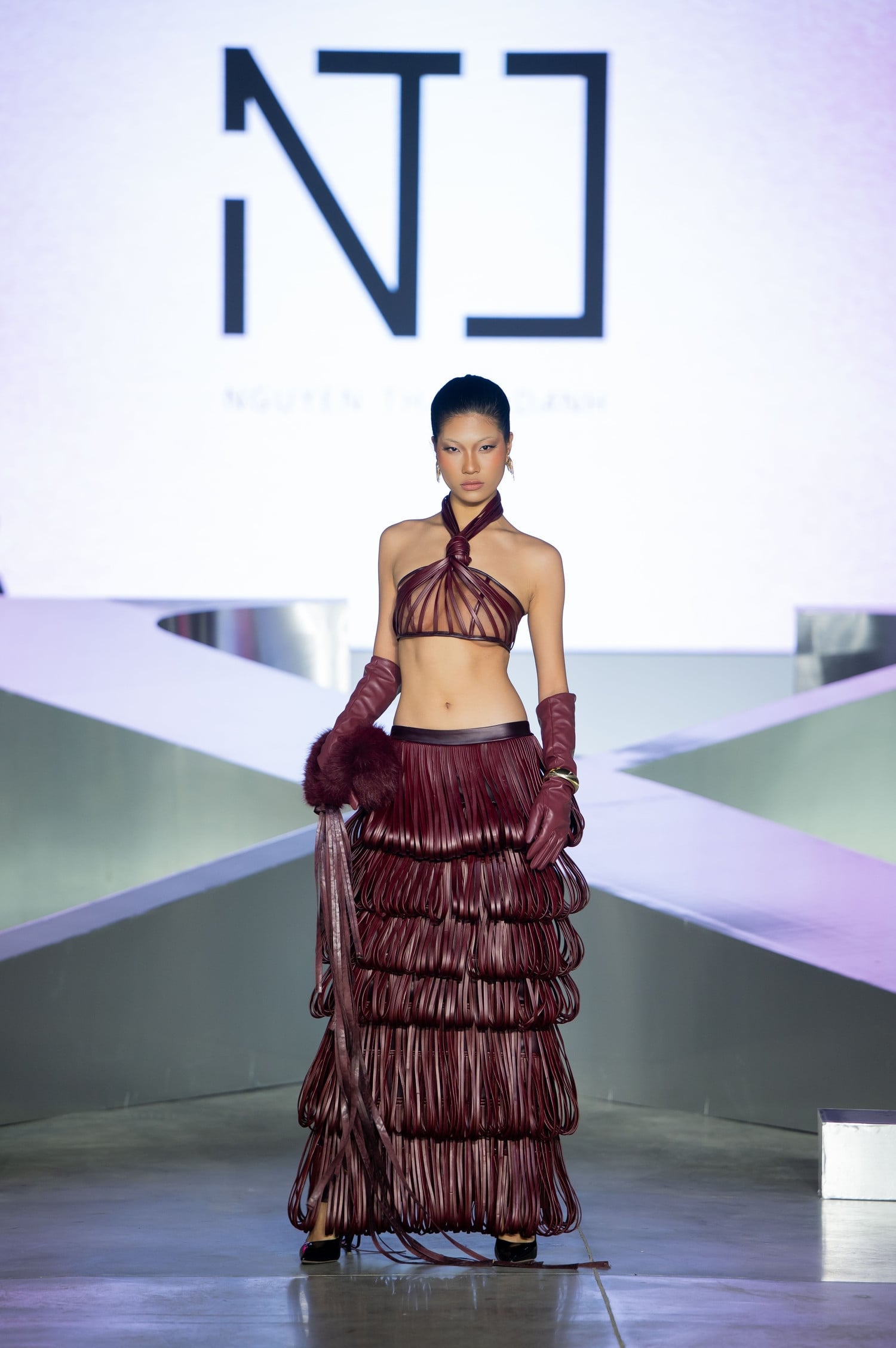 https://static-images.vnncdn.net/vps_images_publish/000001/000003/2025/12/22/19show-3nguoi-mau-giang-phung-walk-cho-nha-nguyen-thanh-danh-1801.jpg