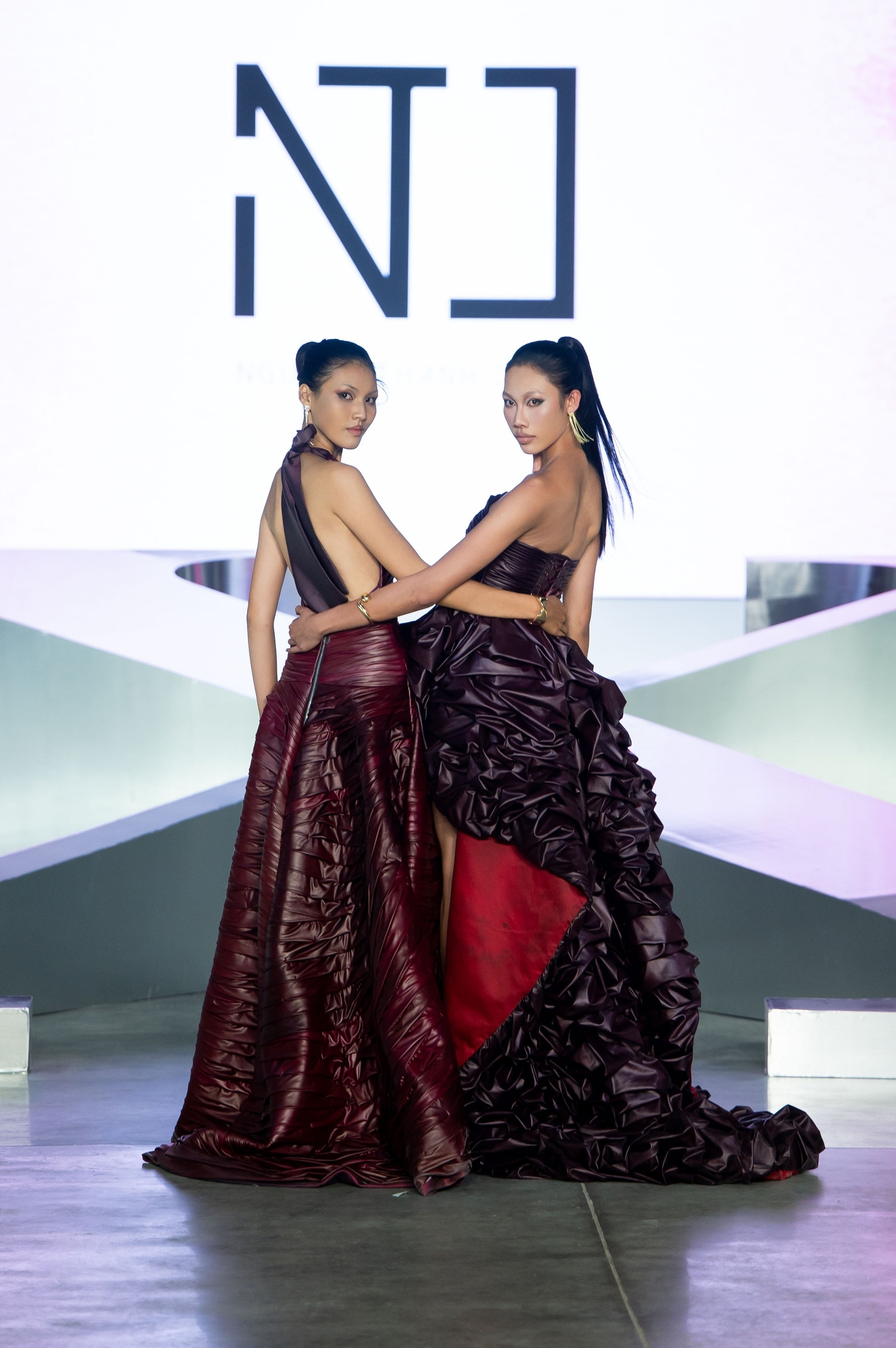 20.Spettacolo 3: Il duo Bao Ngoc e Tuyet Mai si esibiscono per Nguyen Thanh Danh.jpg