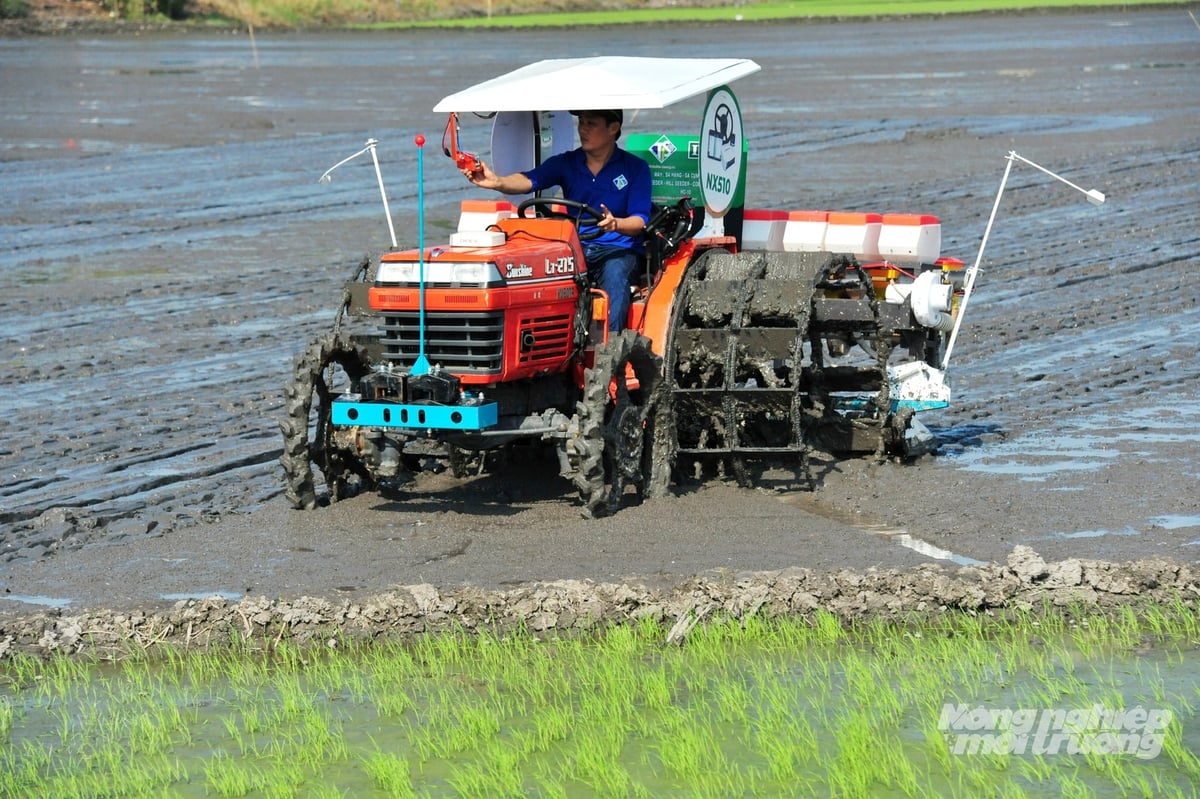 Cơ giới hóa đồng bộ trong sản xuất lúa tại An Giang, với máy cấy – gieo sạ hiện đại giúp giảm lượng giống, tiết kiệm chi phí và góp phần thực hiện canh tác lúa chất lượng cao, phát thải thấp. Ảnh: Lê Hoàng Vũ.