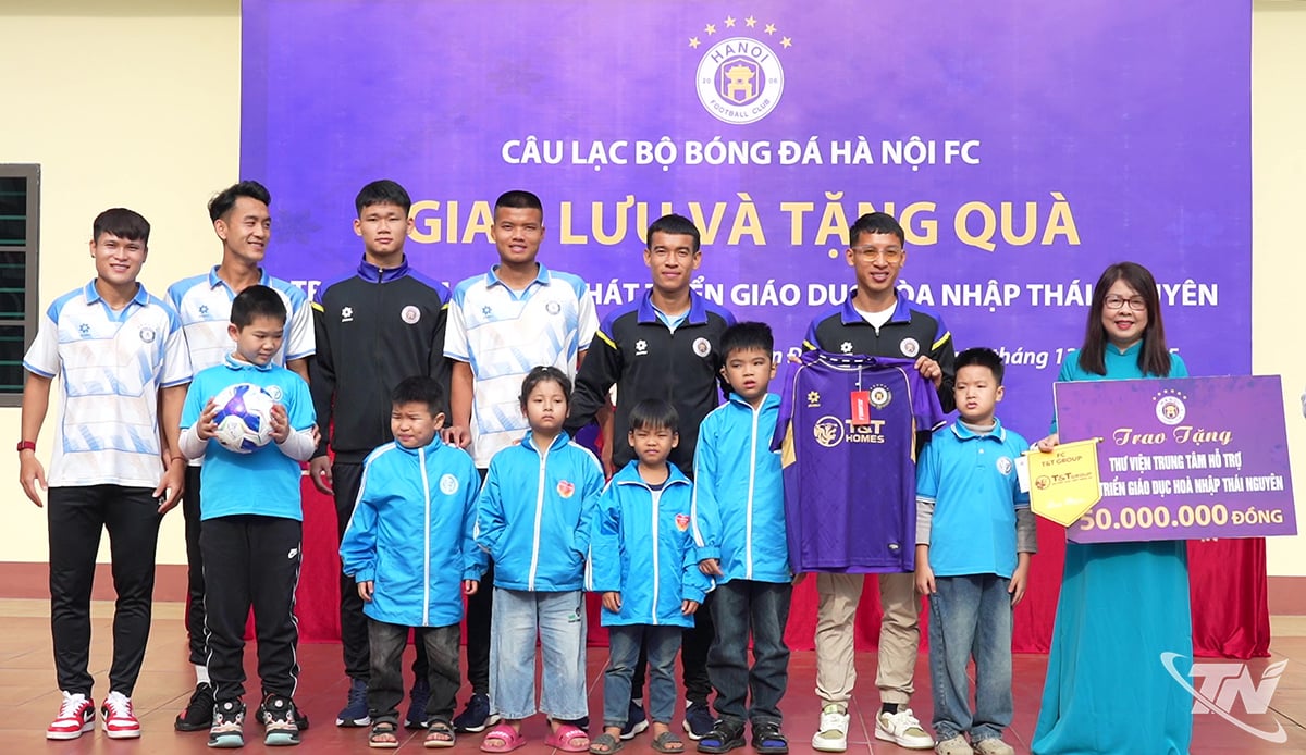 ក្លឹបបាល់ទាត់ហាណូយ FC បានបរិច្ចាគអំណោយដល់សិស្សានុសិស្សនៅមជ្ឈមណ្ឌលគាំទ្រការអភិវឌ្ឍការអប់រំបែបបរិយាប័ន្នក្នុងខេត្តថៃង្វៀន។