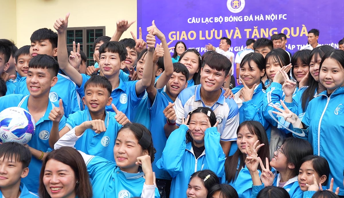 កីឡាករបាល់ទាត់ ទួន ហៃ ថតរូបជាមួយសិស្សានុសិស្ស។