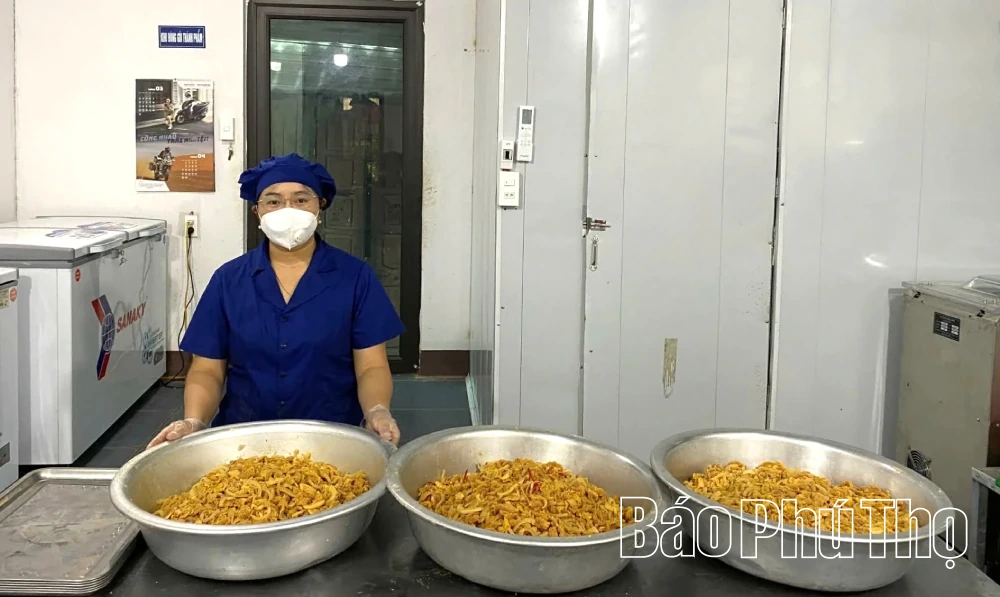Zuur varkensvlees met papaja - een smaak afkomstig van de Muong-etnische groep uit Tan Son.