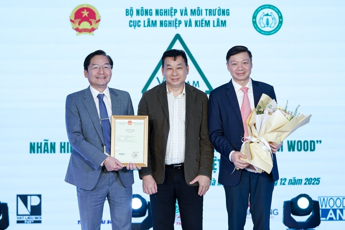 Cục Sở hữu trí tuệ trao giấy chứng nhận đăng ký nhãn hiệu chứng nhận 'Gỗ Việt Nam' cho Cục Lâm nghiệp và Kiểm lâm. Ảnh: Bảo Thắng.