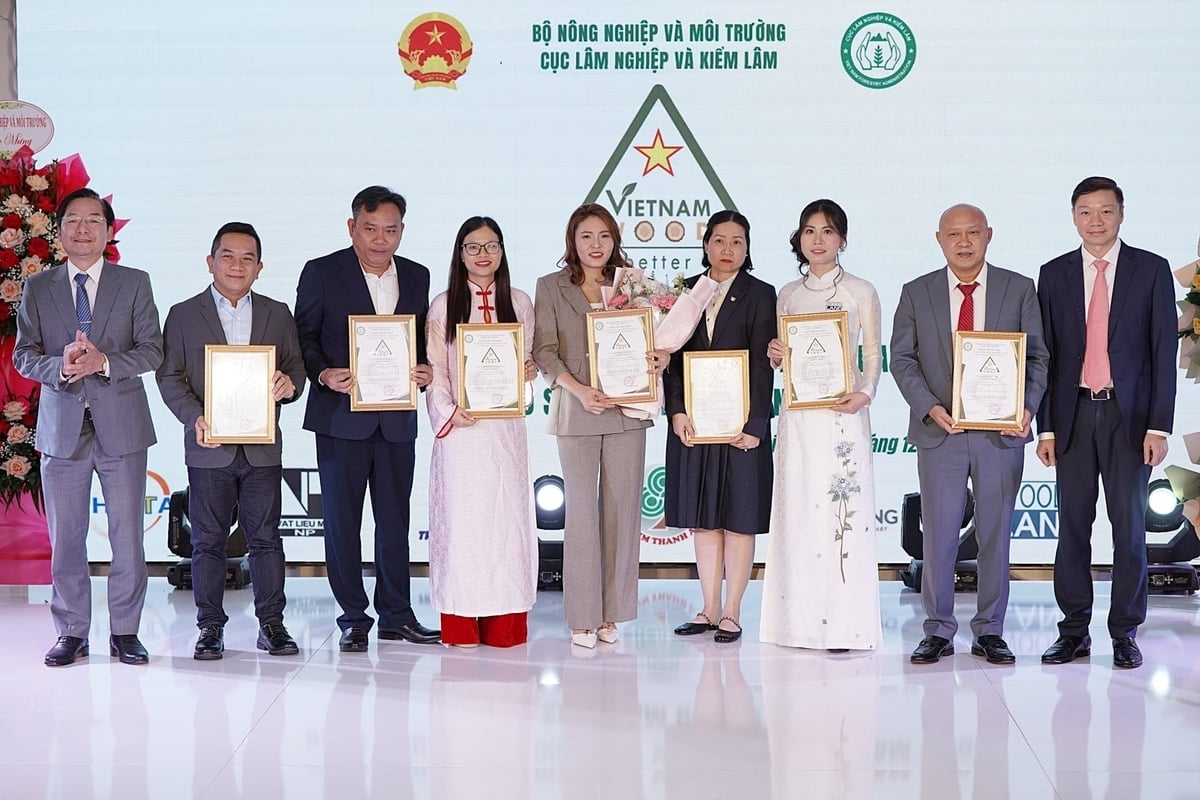 7 doanh nghiệp được trao chứng nhận trong đợt đầu tiên. Ảnh: Bảo Thắng.