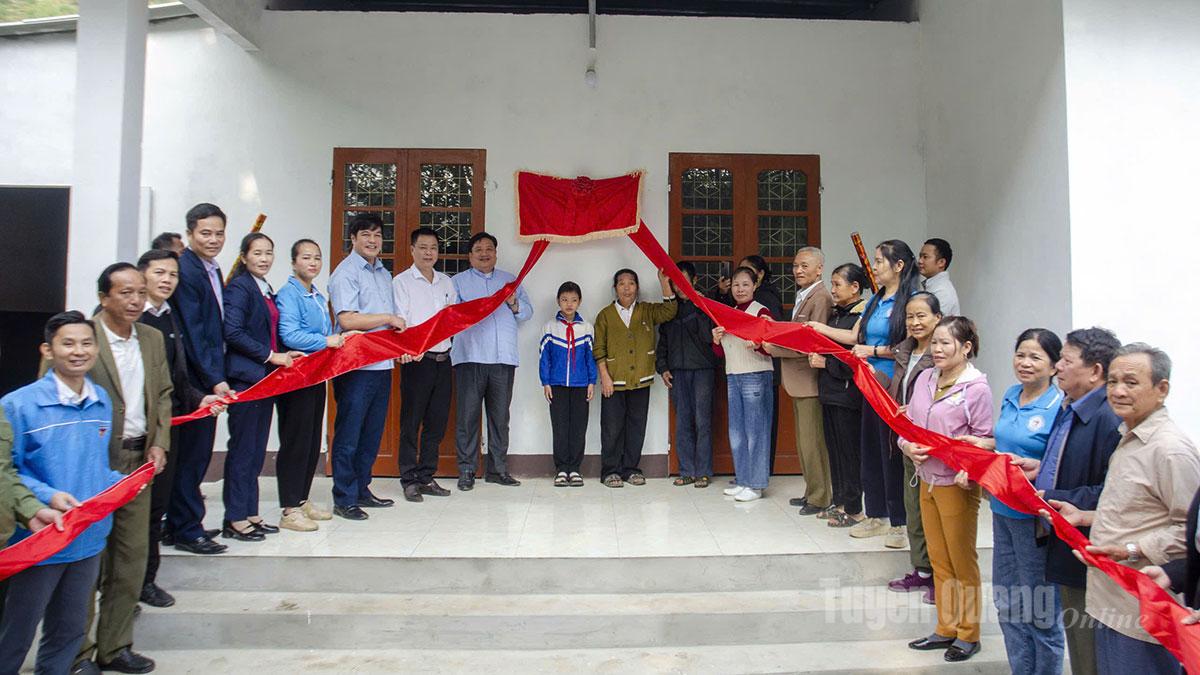 I delegati inaugurano la Casa della Solidarietà nel comune di Tan Thanh.