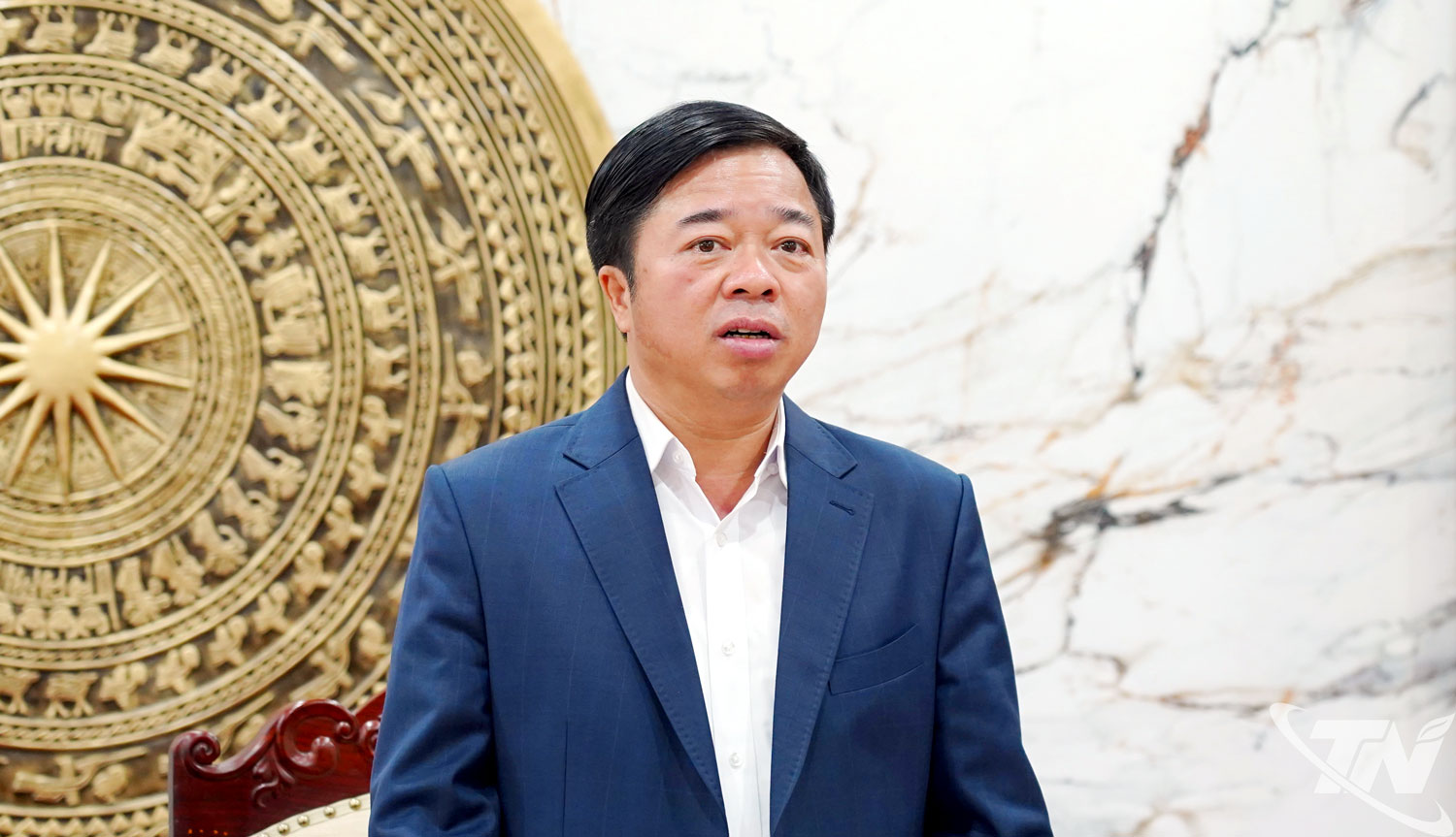 Soudruh Bui Van Luong, stálý místopředseda provinčního lidového výboru, uzavřel schůzi.
