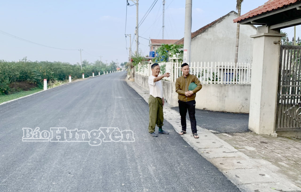 Penduduk kampung Duc Ninh mendermakan tanah untuk meluaskan jalan dari lereng daik DT.378 yang melalui kampung Duc Ninh.