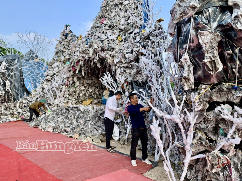 Umat ​​paroki di kampung Duc Ninh sedang menghias kawasan gereja bersama-sama sebagai persediaan untuk Krismas.