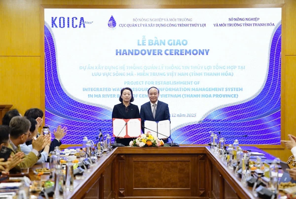 Bà Song Eun Eui, Phó Giám đốc Quốc gia Thường trực Văn phòng KOICA Việt Nam và ông Nguyễn Tùng Phong, Cục trưởng Cục Quản lý và Xây dựng công trình thủy lợi tại Lễ bàn giao Dự án. Ảnh: Linh Linh.