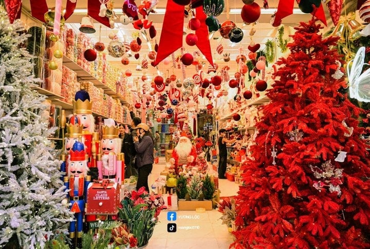 Hang Ma Street is vibrant with Christmas atmosphere. (Photo: Vuong Loc)