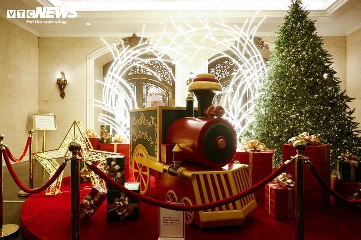 Trang Tien Plaza shopping center was decorated early, with vibrant Christmas colors. (Photo: Minh Duc)