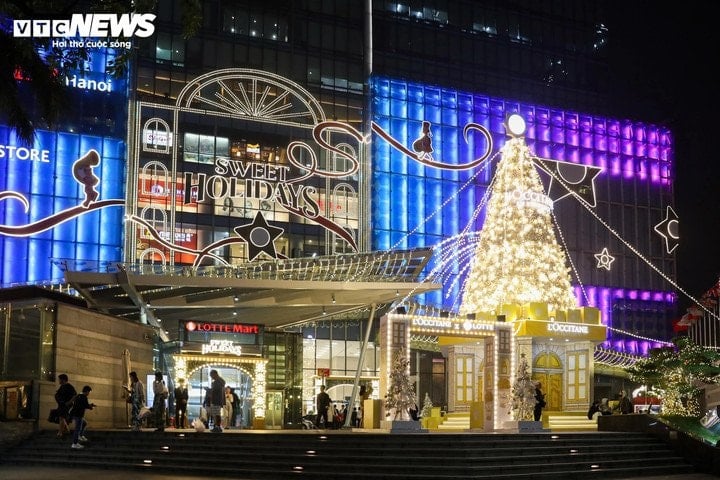 Lotte Center Hanoi shopping mall has a giant Christmas tree that lights up the street corner. (Photo: Minh Duc)