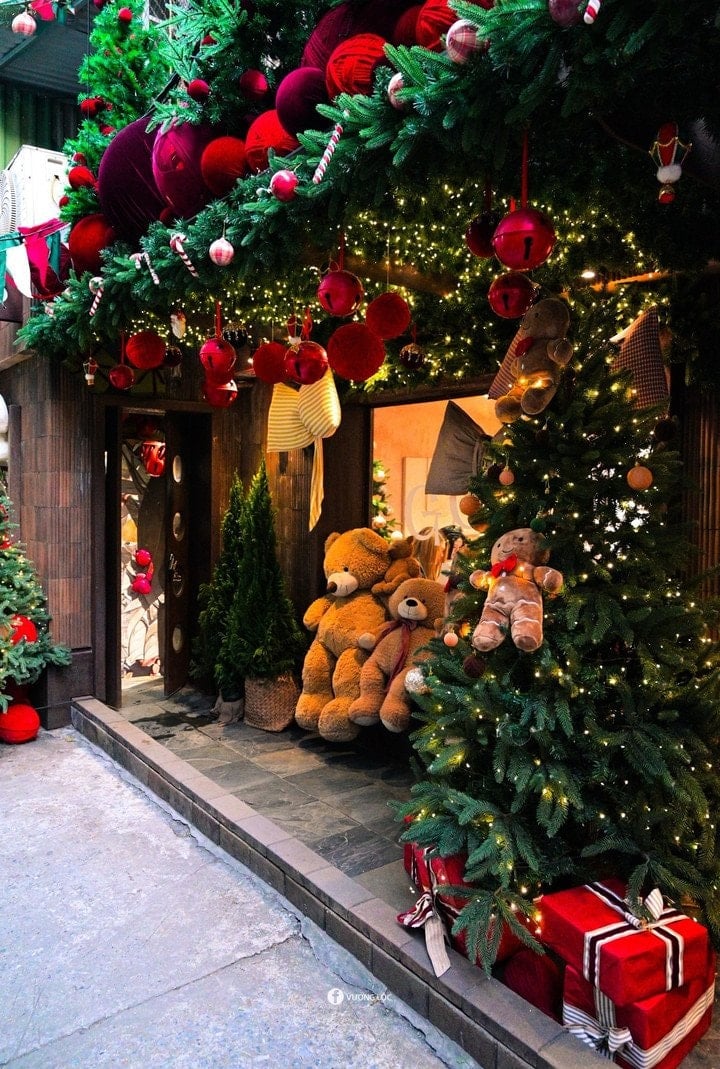 These cafes are elaborately decorated so that customers can take Instagram-worthy photos.