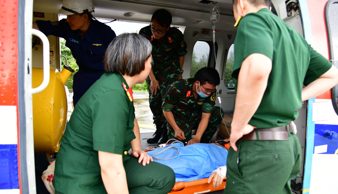 Assistenza medica d'emergenza: donna incinta trasportata in aereo dall'isola di Sinh Ton alla terraferma - Foto 2. Cấp cứu, đưa sản phụ từ đảo Sinh Tồn về đất liền bằng máy bay- Ảnh 2.