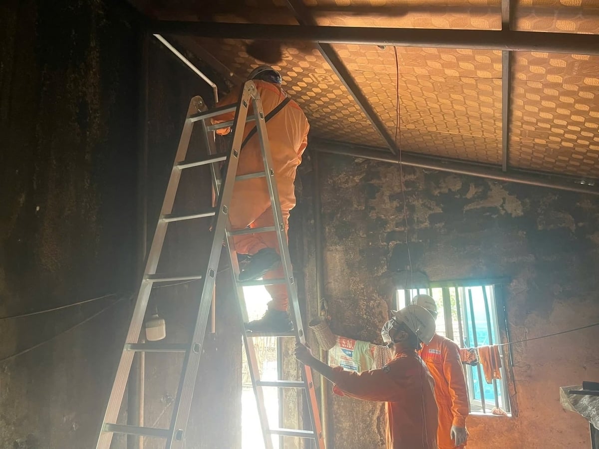 Công ty cố gắng hoàn thành thần tốc trong 1 tuần để người dân sớm ổn định sinh hoạt. Ảnh: Thanh Tùng.