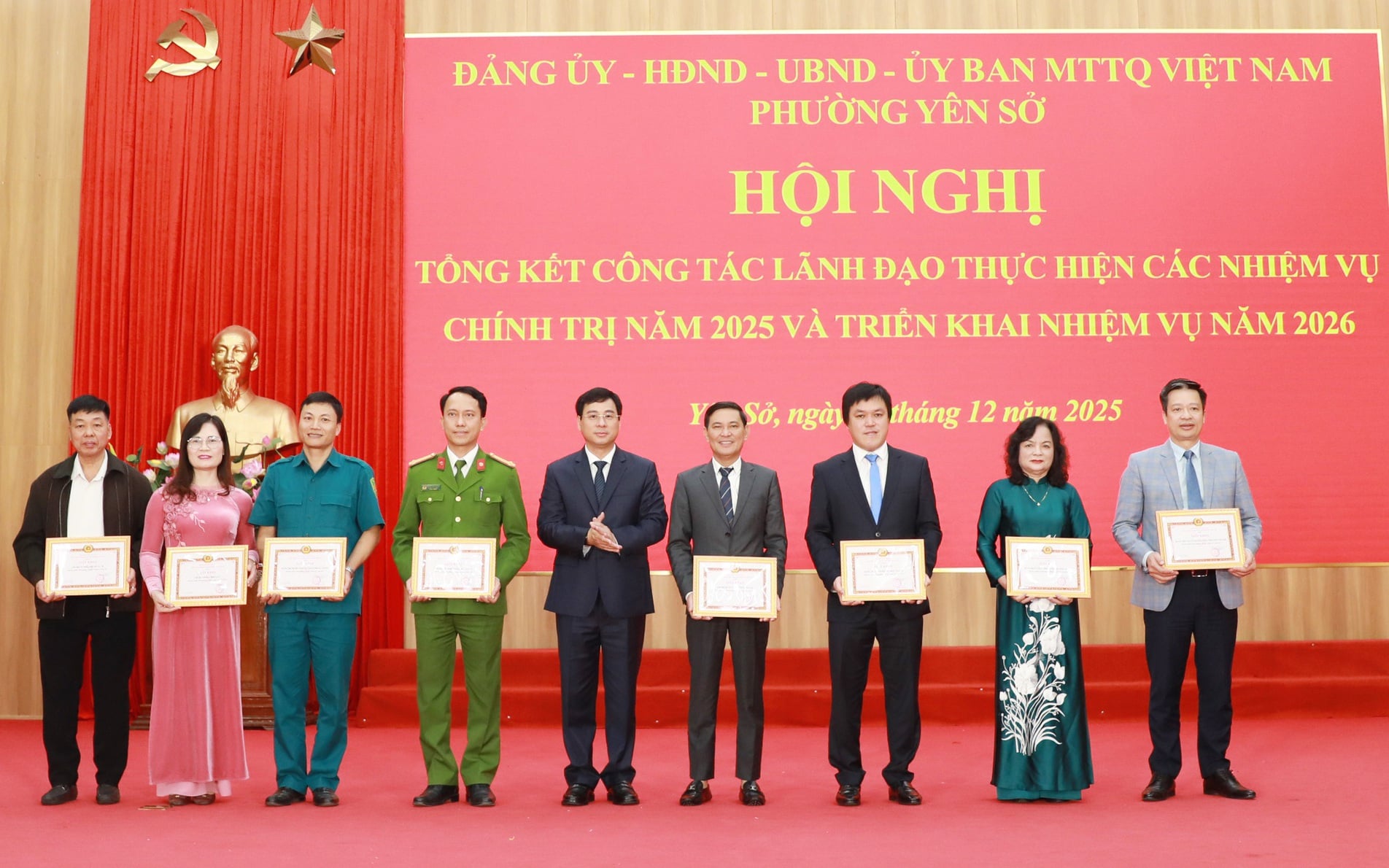 Bí thư Đảng ủy, Chủ tịch HĐND phường Nguyễn Minh Tâm trao Khen thưởng tập thể “Hoàn thành xuất sắc nhiệm vụ” năm 2025