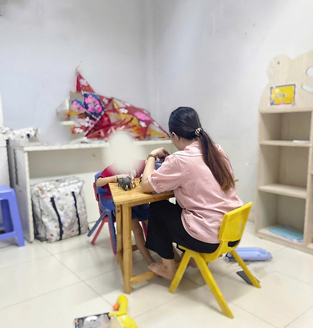 Nỗi niềm nuôi dạy 'trẻ VIP' - Ảnh 1.