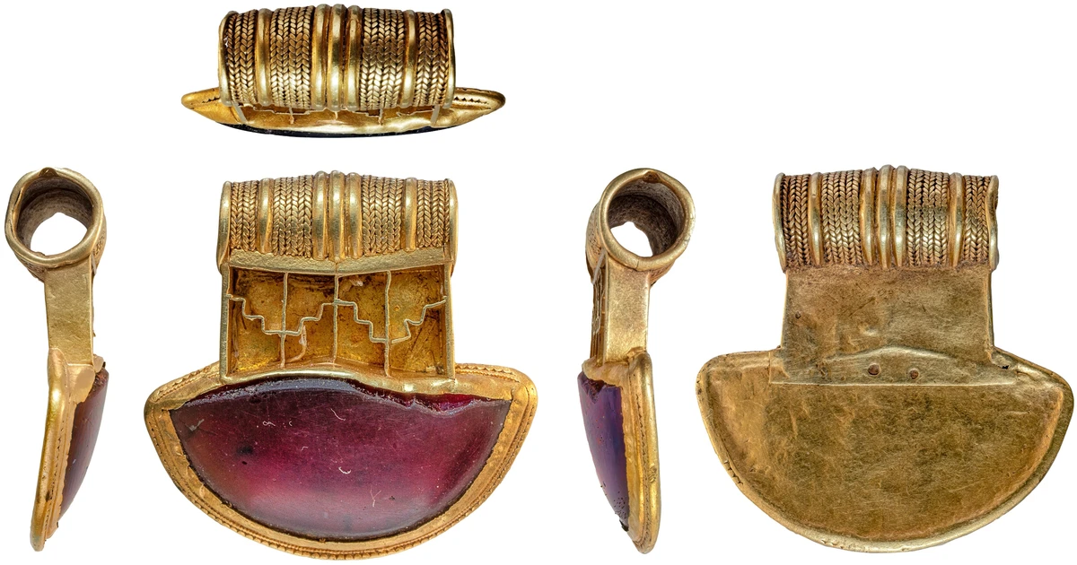 Tesouro anglo-saxão composto por quatro pingentes de ouro descoberto na ...