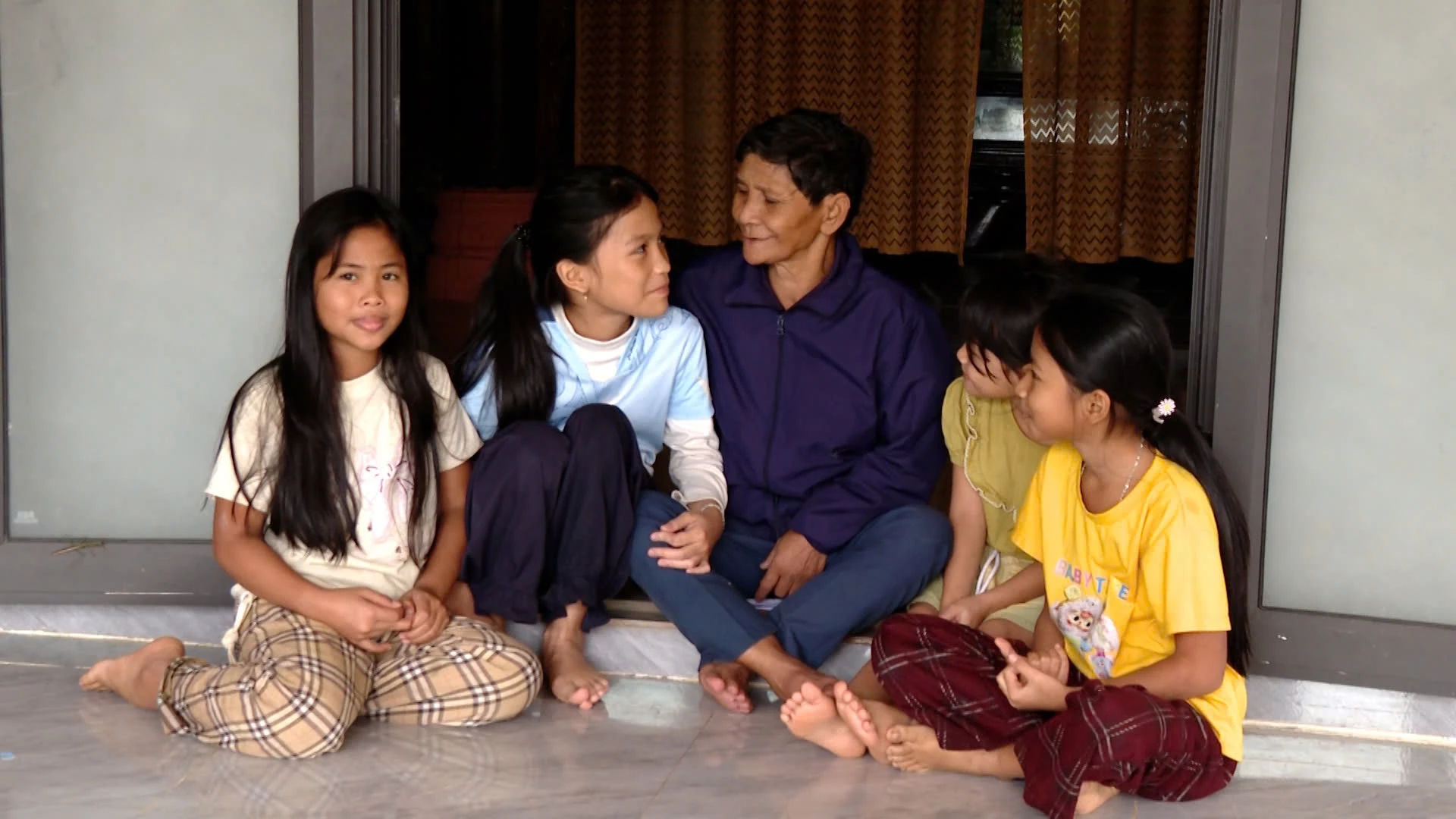 អ្នកស្រី ហូ ធីហ្វា ជជែកជាមួយក្មេងស្រីអំពីផលវិបាកនៃអាពាហ៍ពិពាហ៍មុនអាយុ - រូបថត៖ H.Q