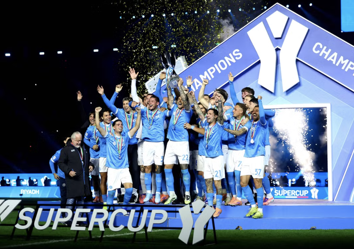 L'équipe composée de deux anciennes stars de Manchester United remportera la Supercoupe d'Italie 2025 - Photo 4.
