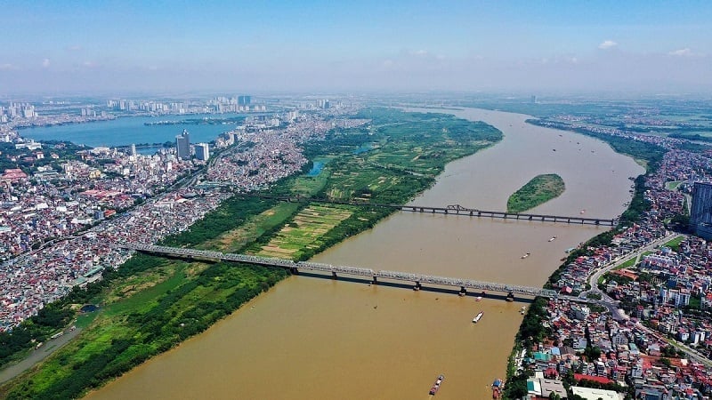 Una sezione del bacino del Fiume Rosso vista dall'alto. Foto: Nguyen Thuy. Một đoạn lưu vực sông Hồng nhìn từ trên cao. Ảnh: Nguyễn Thủy.