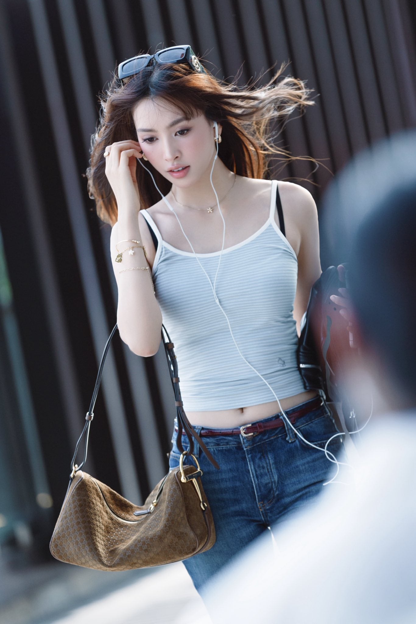 Hoa hậu Trần Tiểu Vy được khen đẹp nhất trend 'trạm tỷ' nhưng lại mắc lỗi ở một chi tiết  - Ảnh 1.