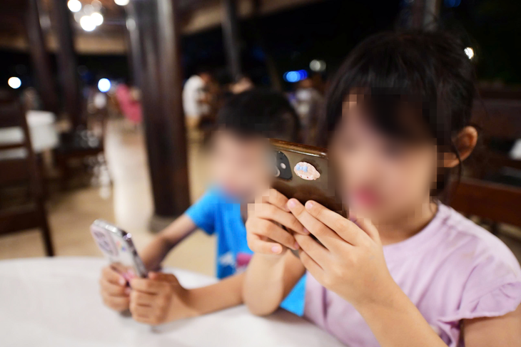 Con chơi game, lên mạng xã hội sớm: Cấm hay 'nương theo'? - Ảnh 1.