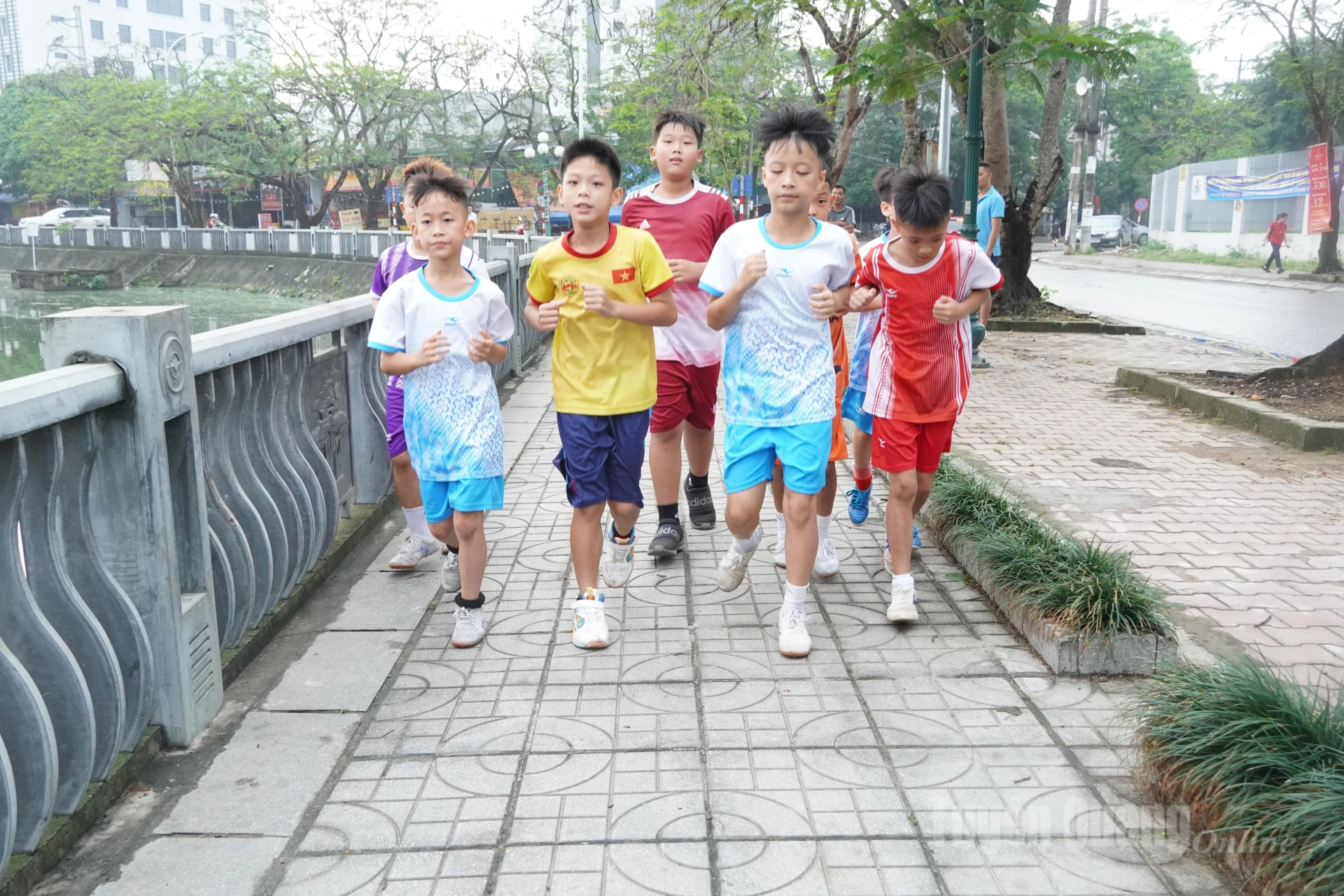 ក្មេងៗ​កំពុង​ហាត់​ប្រាណ​រត់​ជុំវិញ​បឹង​ក្បែរ​ស្តូប​រំលឹក​វិញ្ញាណក្ខន្ធ​យុទ្ធជន​ខេត្ត។