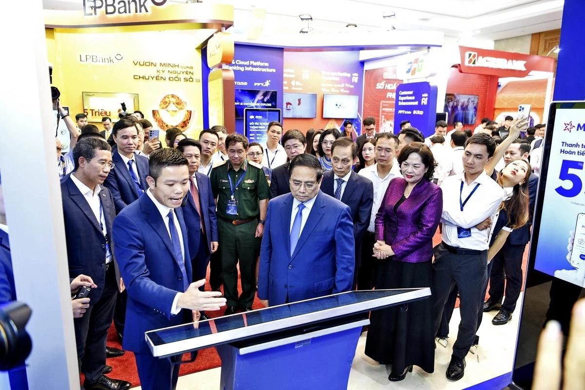 Mr. Vu Hong Phu - Member of MB's Executive Board, presented digital banking products at the Banking Industry Digital Transformation Day 2025 event.