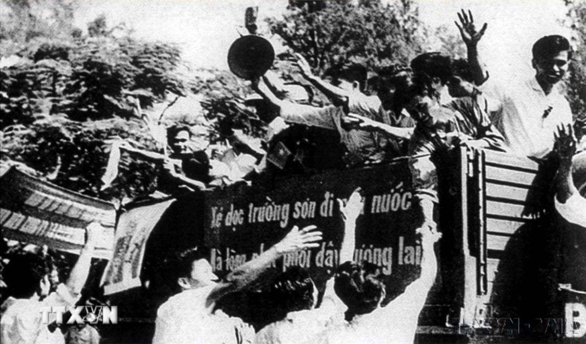Thanh niên miền Bắc hưởng ứng phong trào 'Ba sẵn sàng', hăng hái lên đường nhập ngũ. Ảnh: TTXVN phát.