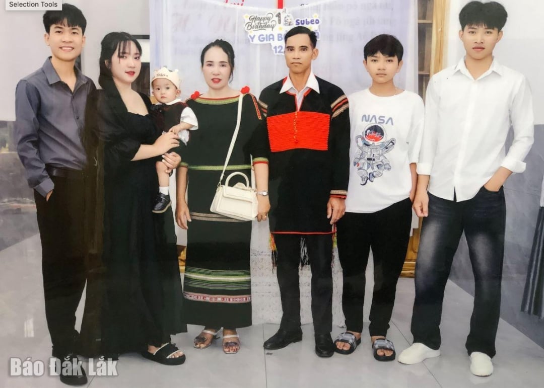 គ្រួសាររីករាយរបស់ Y Toàn Kbuôr នៅភូមិ Ko Dung A។