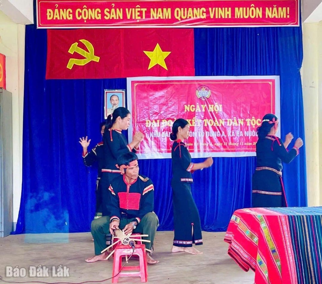 ប្រជាជននៅភូមិកូដុងអាបានរៀបចំពិធីអបអរសាទរទិវាឯកភាពជាតិ។