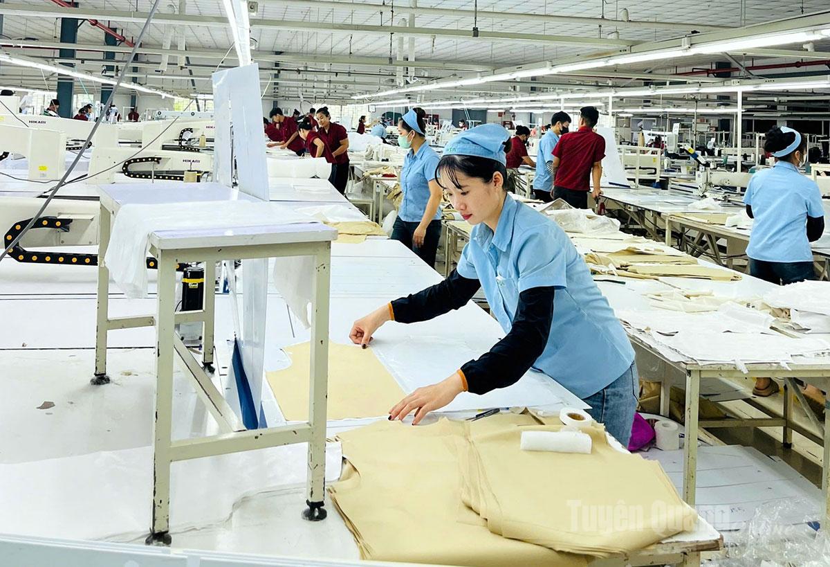 Οι εργαζόμενοι στην MSA YB Tuyen Quang Co., Ltd., στο Βιομηχανικό Πάρκο Long Binh An, προετοιμάζουν παραγγελίες για το τέλος του έτους.