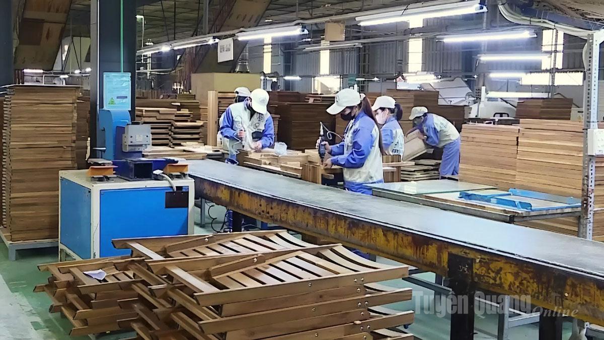 Οι εργαζόμενοι στην Woodsland Tuyen Quang Joint Stock Company προετοιμάζουν παραγγελίες εξαγωγής.