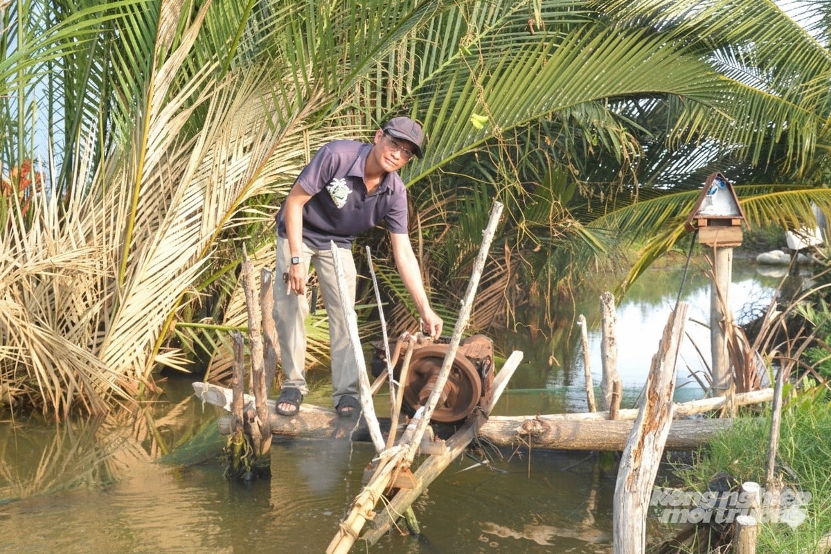 Sau khi thu hoạch xong vụ lúa, nông dân sẽ bơm nước lợ từ kênh rạch lên ruộng để ngâm xử lý gốc rạ, tạo môi trường cho tôm nuôi phát triển thuận lợi ngay từ thời điểm bắt đầu thả giống. Ảnh: Trung Chánh.